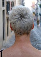 cieniowane fryzury krótkie - uczesanie damskie z włosów krótkich cieniowanych zdjęcie numer 176B